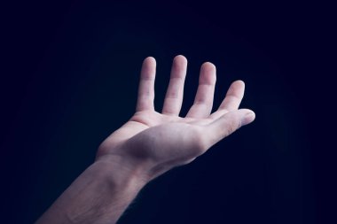 Genç adam eli boş.