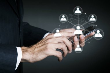 Ekranda ağı olan iş adamı cep telefonu