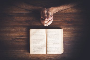 Açık İncil ellerde