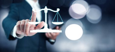 Hukuk kavramı, arka plandaki bir adamın ellerinden üstündür.