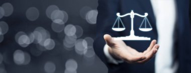 Hukuk kavramı, arka plandaki bir adamın ellerinden üstündür.