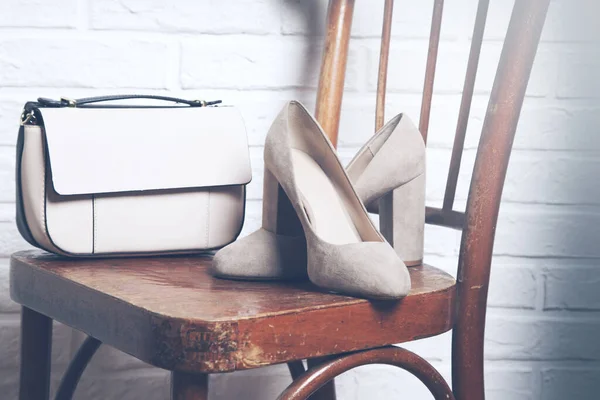 Красивая женская обувь и сумка — стоковое фото