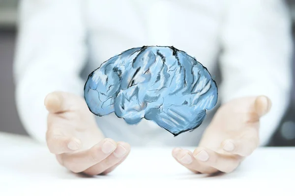 Close up de homem de negócios mão segurando cérebro na palma da mão — Fotografia de Stock