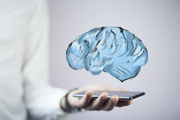Homem de negócios mão segurando telefone inteligente com cérebro — Fotografia de Stock