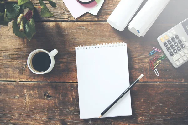 Bloc de notas, calculadora y taza de café en la mesa — Foto de Stock