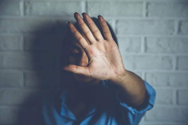 Mujer joven mostrando su negación con NO en la mano — Foto de Stock