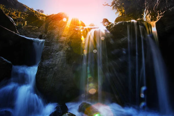 Pôr do sol bonito e dramático em cachoeiras — Fotografia de Stock