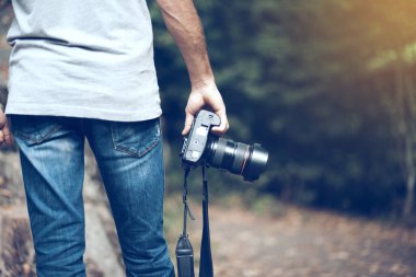 Adam el kamerası orman arka planında 