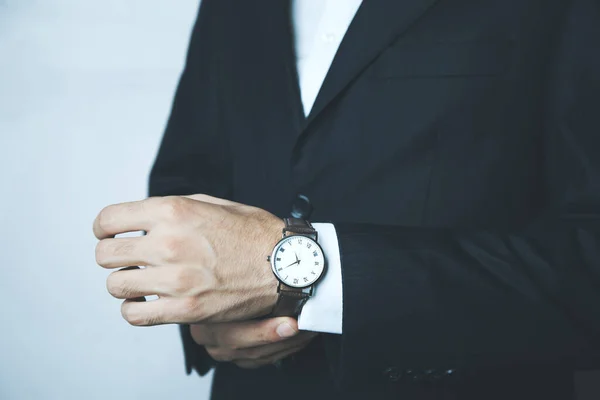 Homme d'affaires vérifiant le temps de la montre — Photo