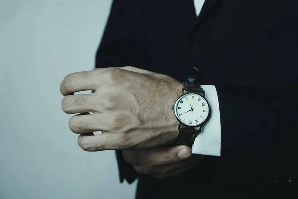 Homme d'affaires vérifiant le temps de la montre — Photo