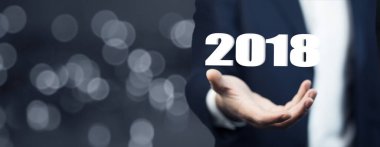 adam elinde ekran 2018 