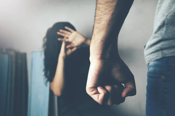Mężczyzna bije żonę ilustrujące przemocy domowej — Zdjęcie stockowe