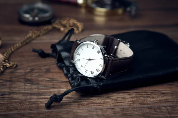 Człowiek, elegancki zegarek na drewnianym stole — Zdjęcie stockowe