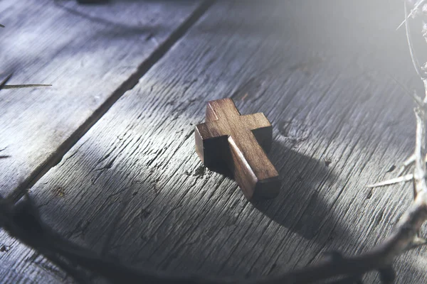 Wooden cross and thorn — Stock Photo, Image