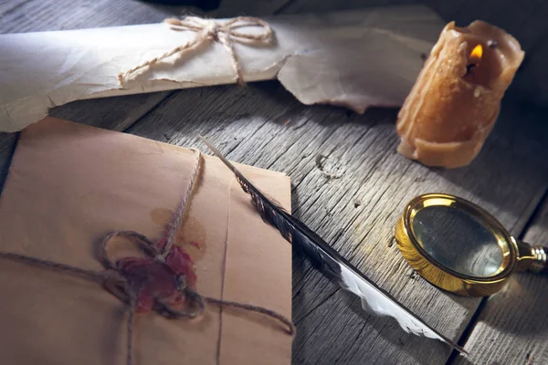 Carta com selo de cera e caneta de pena — Fotografia de Stock