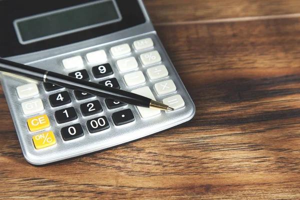 La calculadora y la pluma sobre la mesa —  Fotos de Stock