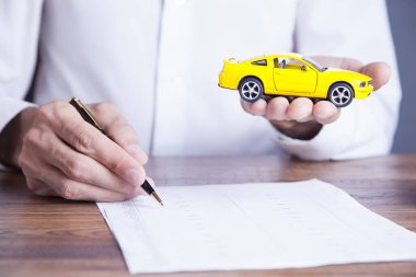 Dacument ile el ele tutuşan adam. 