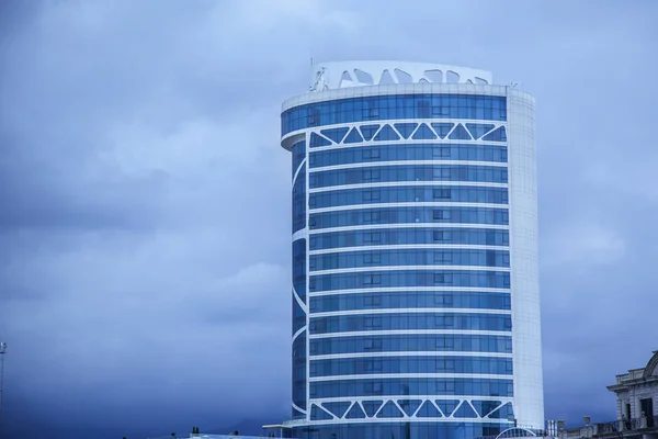 Edificio de oficinas sobre un fondo del cielo — Foto de Stock