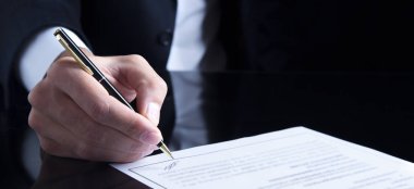 belgeleri doldurma ofis çalışanı yakın çekim