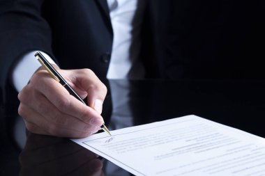 belgeleri doldurma ofis çalışanı yakın çekim