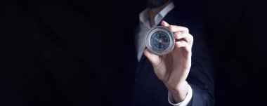 İşadamı elinde tutan bir pusula ile