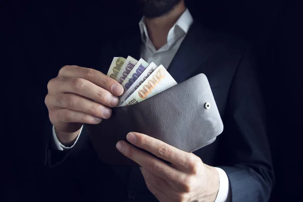 Mann reicht Geldbörse und Geld — Stockfoto