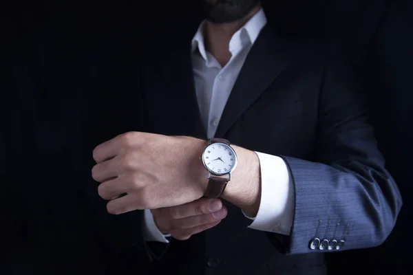 Affärsman kontroll tid från watch — Stockfoto