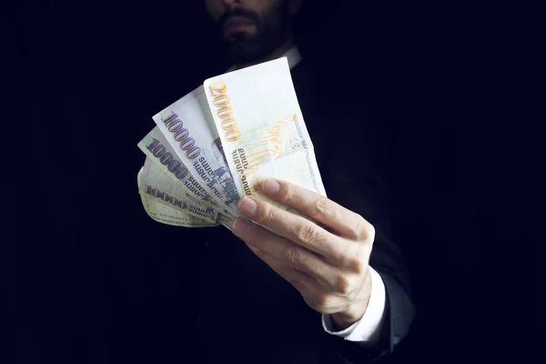 Jungunternehmer überreicht Geld — Stockfoto