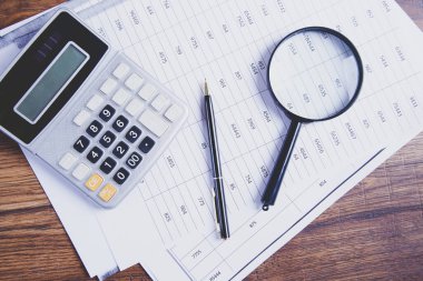 Belgede hesap makinesi ve büyüteç 