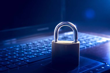 Bilgisayar klavye üzerinde kilit