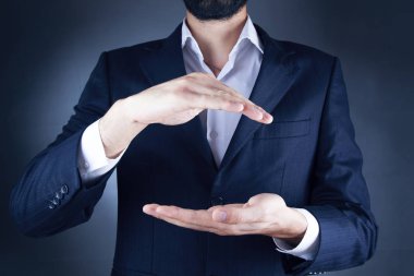 Genç adam elleri boş.