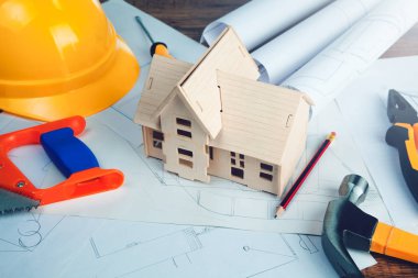 ev modeli ve mimari aksesuarlar masanın üzerinde