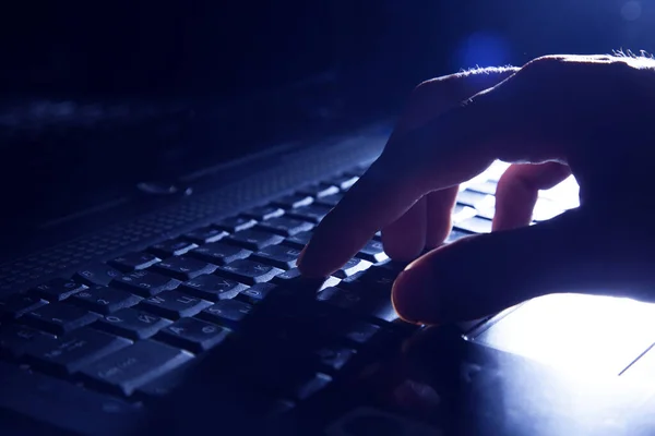 Hombre de negocios mano en el teclado — Foto de Stock