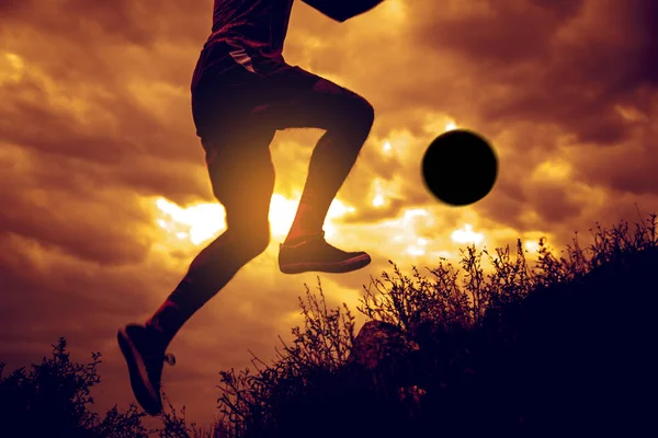 Piłkarz fotografowania piłkę — Zdjęcie stockowe