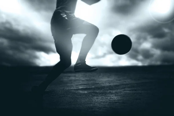 Tiro de jogador de futebol no campo ao ar livre — Fotografia de Stock