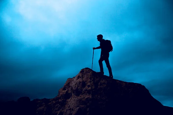 Man wandelaar op een top van een berg — Stockfoto