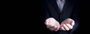 adam elleri koyu arkaplanda boş