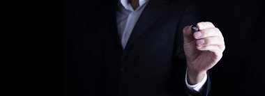 Ekranda işadamı eli kalem çizimi