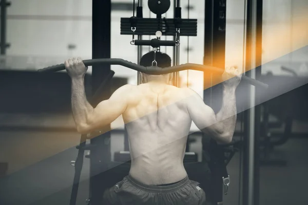 Fiatal férfi testépítő csinálás nehéz súly-gyakorlás — Stock Fotó
