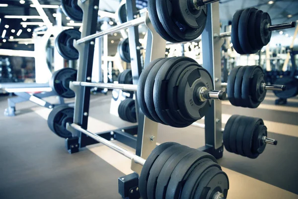 Gimnasio interior con mancuernas — Foto de Stock