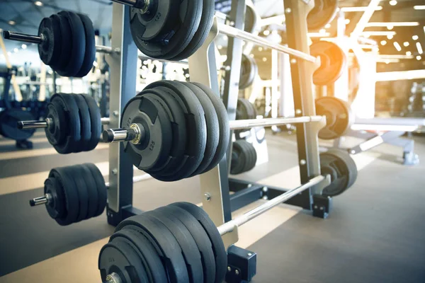 Gimnasio interior con mancuernas — Foto de Stock