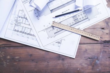 Masa ve kalem üzerine inşaat planlama çizimleri