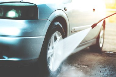 Arka bahçede oto yıkama. Yüksek Basınçlı Temizleyici