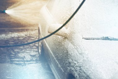 Akan su ve köpükle araba yıkama.