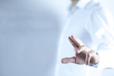 Genç adam beyaz arka planda elleri boş.