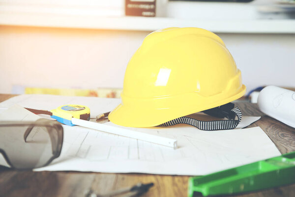 архитектурные планы с инструментами на столе
