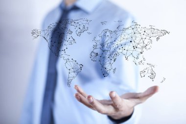 dokunmadan futuristik iletişim arayüzü ile dünya haritası üzerinde adam