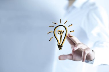 İş adamı el fikri ya da ekranda ampul