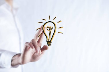 İş adamı el fikri ya da ekranda ampul