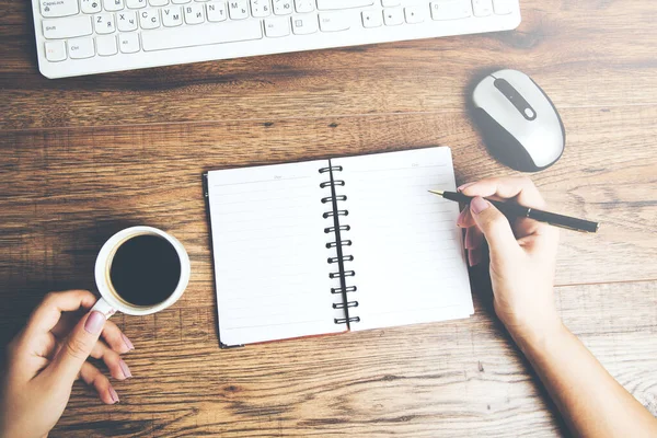 Bloc Notas Mano Mujer Con Café Teclado —  Fotos de Stock